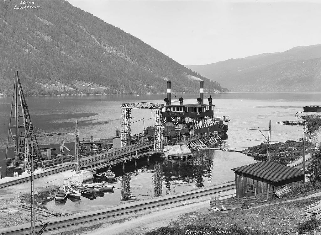 The lake ferry Hydro at the Mael quay on Lake Tinn