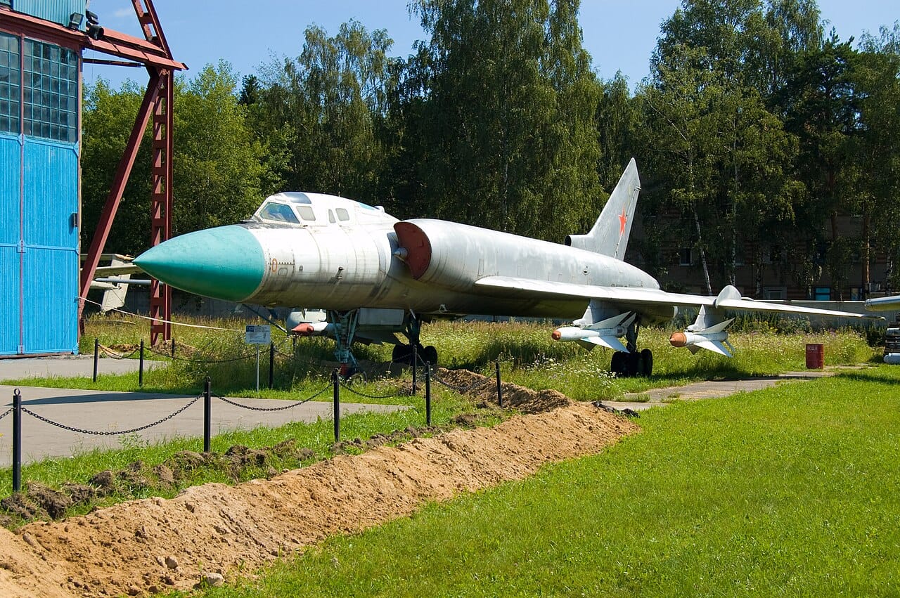 Tupolev Tu-128 Fiddler A Tupolev Tu-128 Fiddler, the largest interceptor ever to enter service