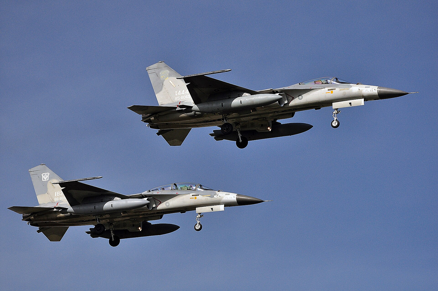 Single-seat F-CK-1A and two-seat F-CK-1B Ching-Kuo together. Photo: RudolphChen / Wikimedia Commons (CC BY-SA 4.0).