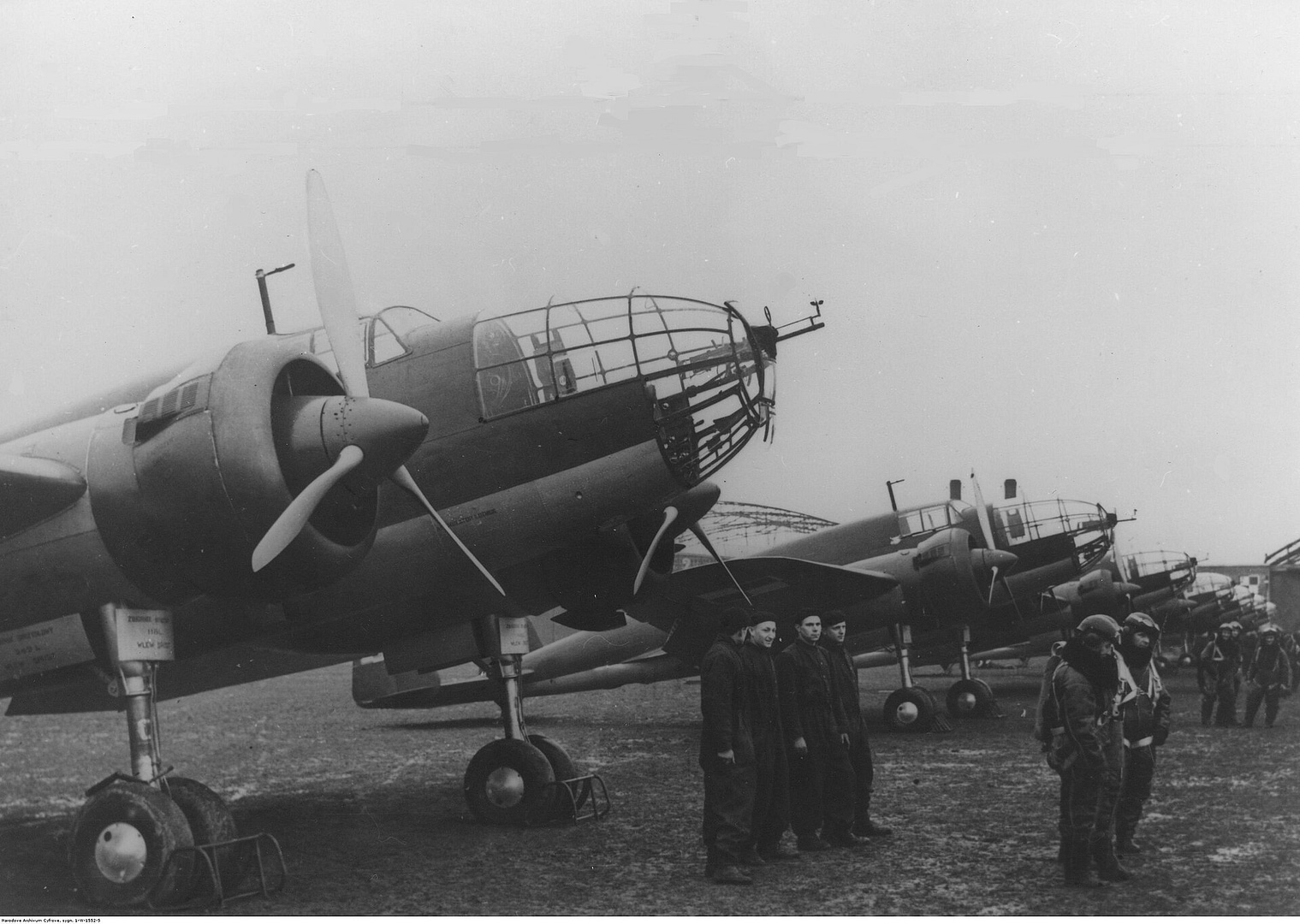 A PZL.37 Łoś bomber crew beside their aircraft