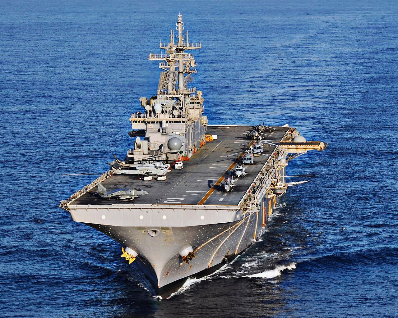 USS Essex LHD-2 at sea USS Essex LHD-2 amphibious assault ship at sea