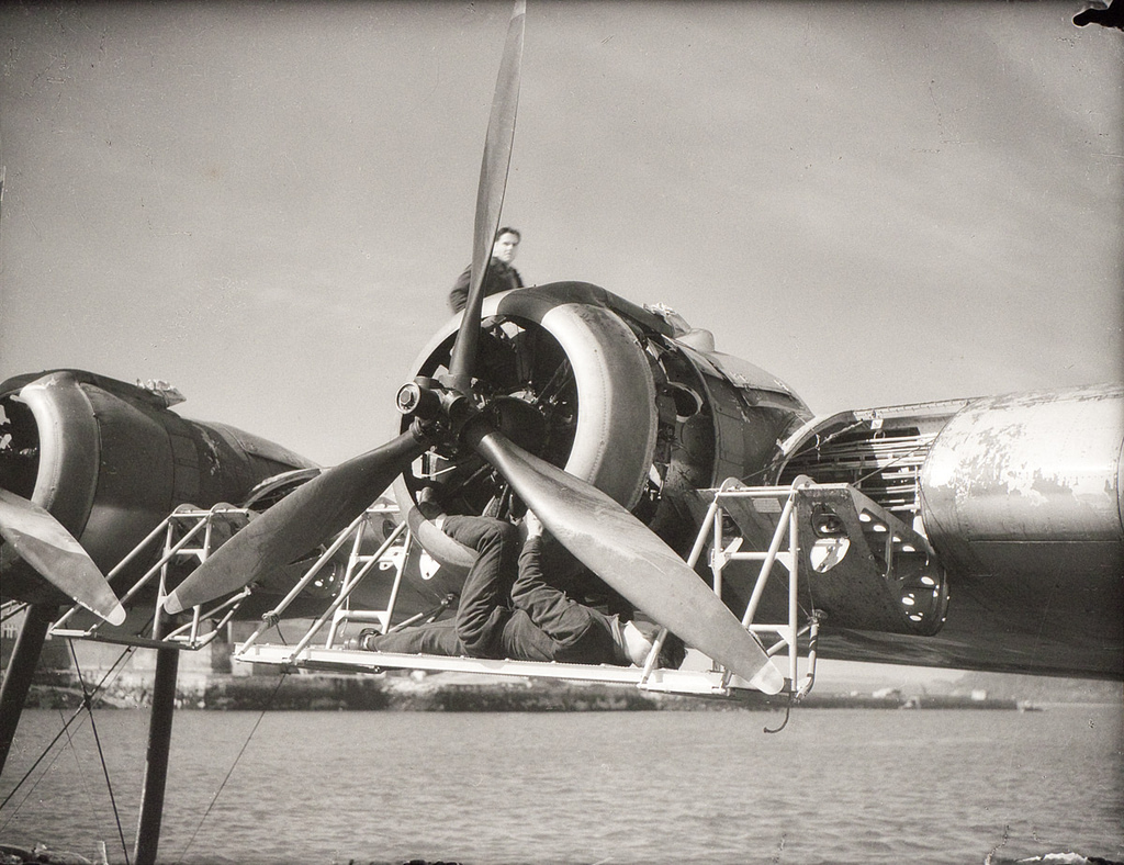 Servicing an engine on a Short Sunderland. Photo: whatsthatpicture / Wikimedia Commons (CC BY 2.0).