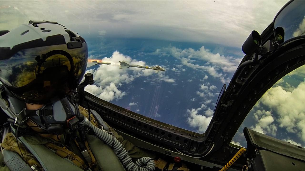 Sidewinder dis-attaching from the wing - FIRE!